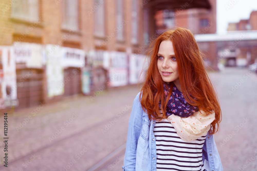 Fototapeta premium frau besichtigt eine stadt