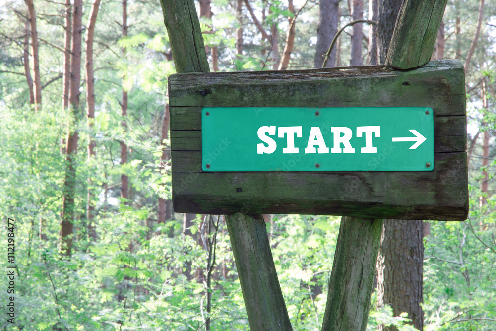 Start auf altes rustikales Schild Start auf altes rustikales Schild
