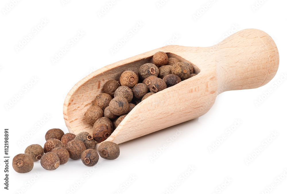 allspice in wooden scoop isolated on white background - obrazy, fototapety, plakaty 