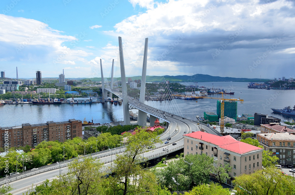 Obraz premium Мост во Владивостоке через залив Золотой Рог в облачную погоду