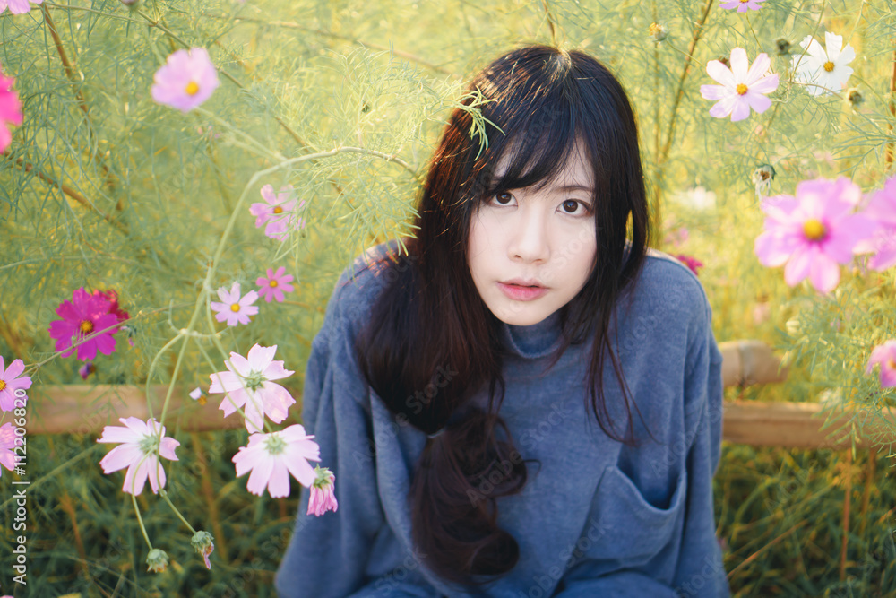 Naklejka premium Asian girl with Cosmos Flower