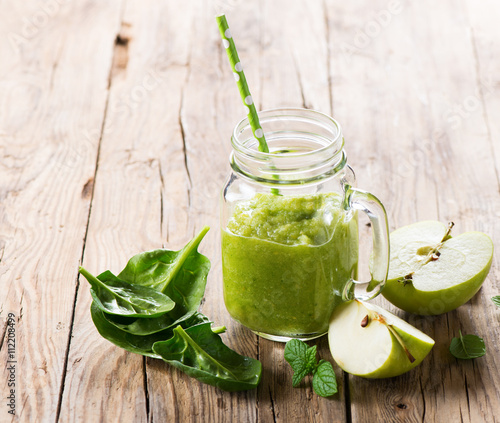 Puree with apple and spinach