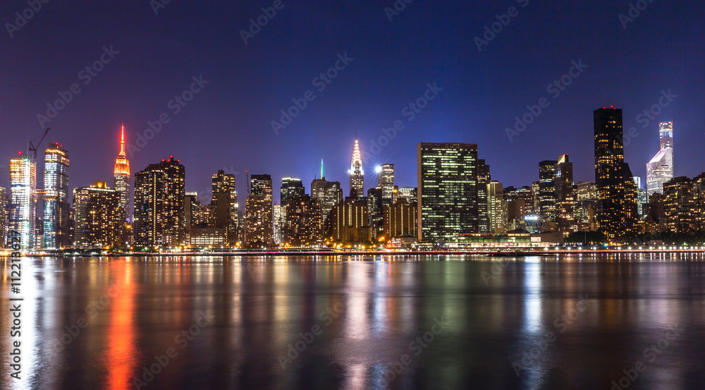 Obraz premium New York City manhattan buildings night skyline