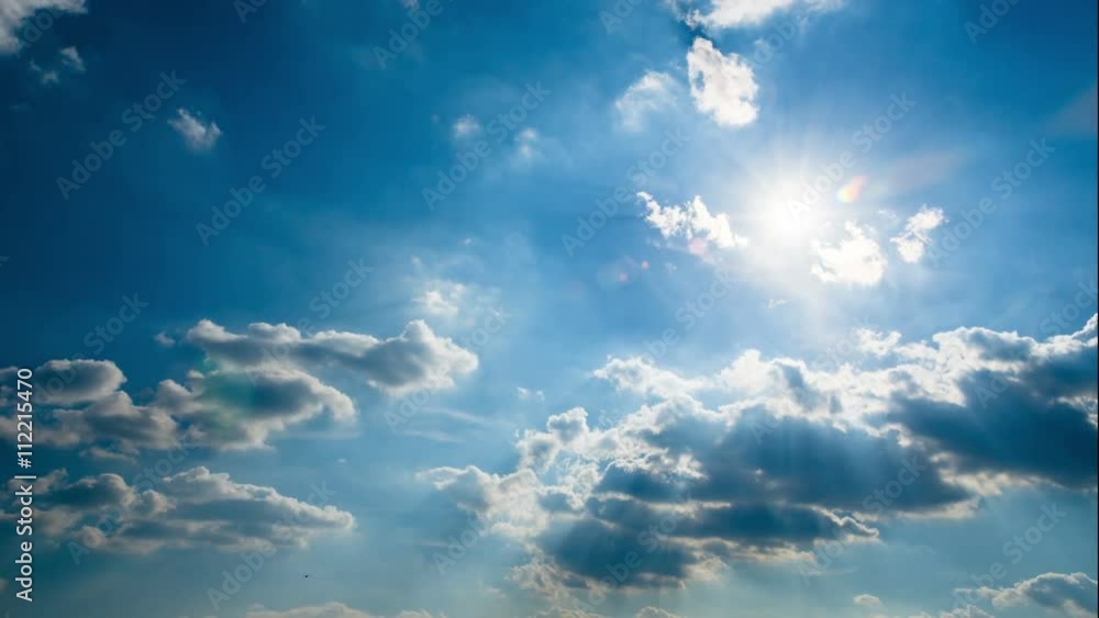 Wolkenbildung und Bewegung bei blauem Himmel und Sonne