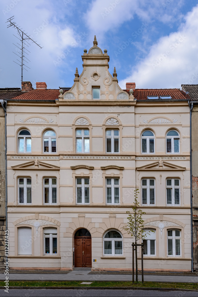 Renovierte Altbaufassade eines Wohnhauses in Wittenberge