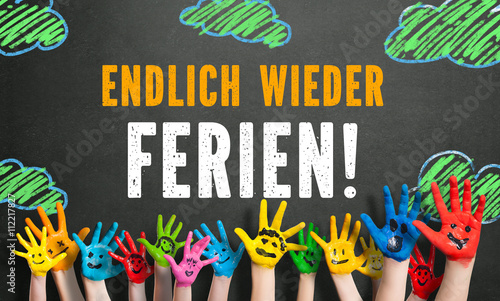 Bild auf Leinwand angemalte Kinderhände vor Kreidetafel mit Nachricht Endlich wieder Ferien!