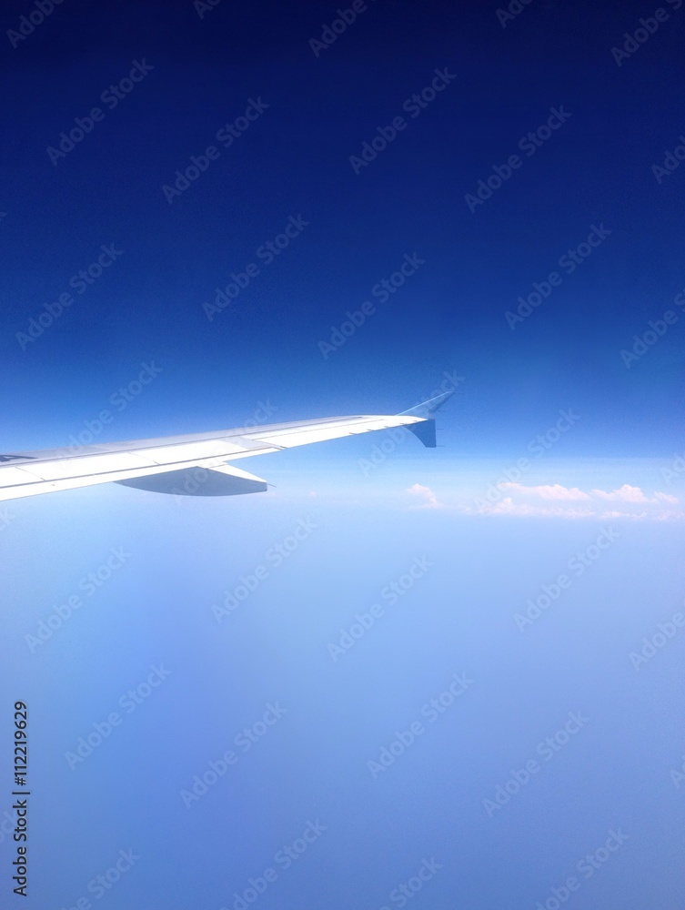Fototapeta premium View of a clear blue sky from an airplane window