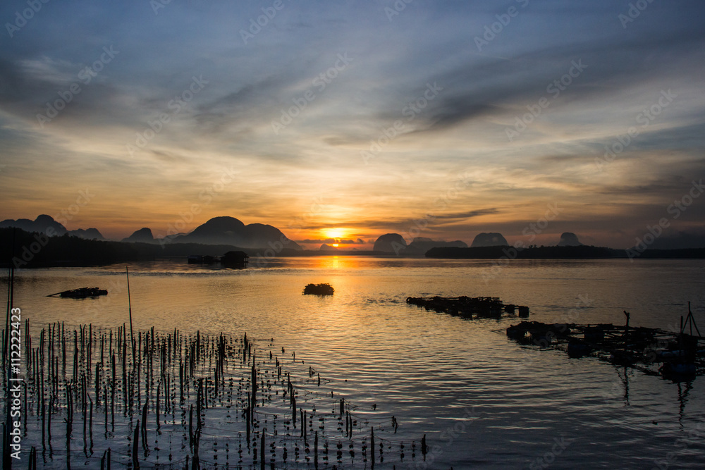Obraz premium Landscape of beautiful sunrise at fisherman village in Thailand