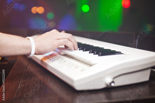 Wallpaper Mural DJ plays in the club on a synthesizer Torontodigital.ca