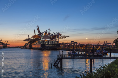 Container Port Hamburg im Licht  des Sonnenuntergangs