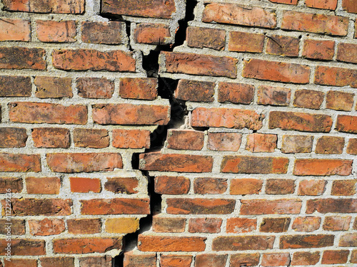 Riss in einer Backsteinmauer