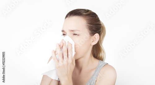 Donna soffia naso allergia starnuto photo