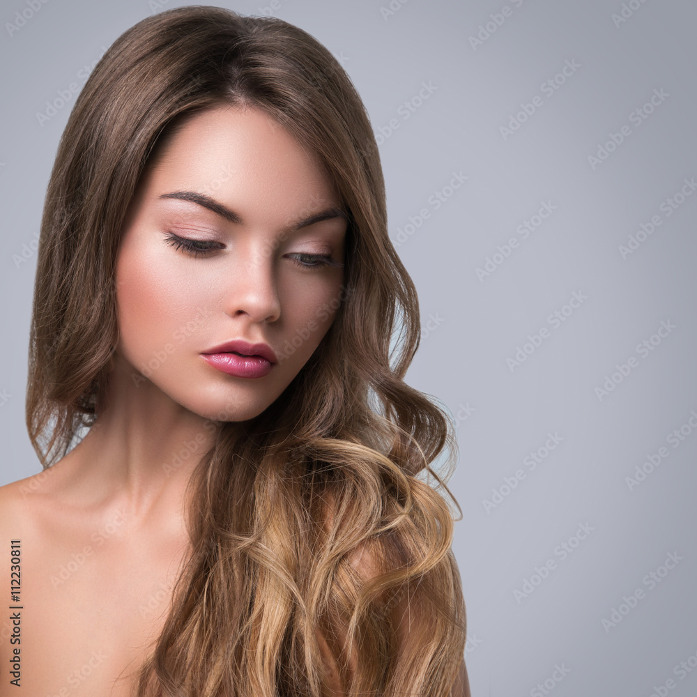 Naklejka premium Portrait of young woman with curly hair