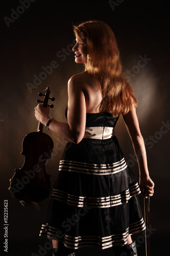 Eine Frau im Kleid mit Violine photo