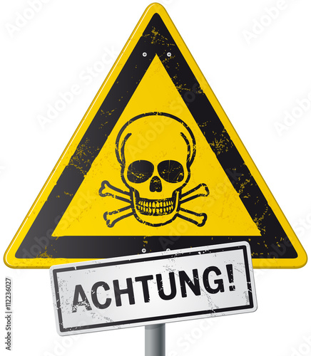 gelbes Dreieck-Schild mit Totenschädel zerkratzt mit Schild Achtung
