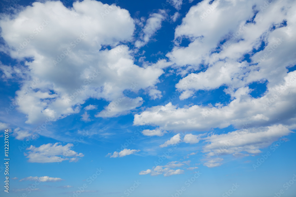 Obraz premium Blue summer sky with white clouds