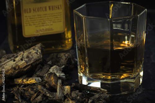 Old Scotch Whisky Flasche und Glas 2