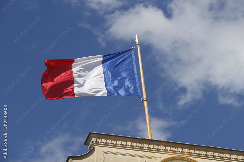 Drapeau français sur le toit de l'Assemblée Nationale à Paris