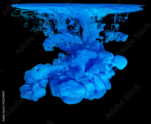 Niebieski atrament w wodzie, tworząc abstrakcyjny kształt