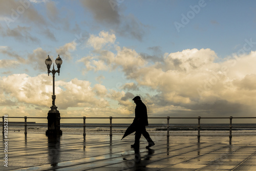 Hombre con paraguas paseando por la ciudad