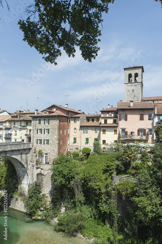 vista del "Ponte del diavolo" e del fiume Natisone a Cividale del Friuli, Italia © Sergio Delle Vedove