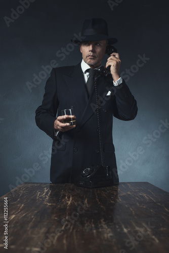 Obraz na płótnie Retro 1940 businessman on the phone with glass of whiskey. Stand w salonie