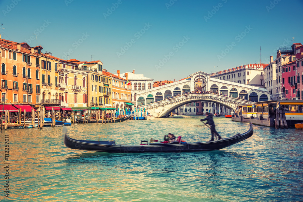 Fototapeta premium Gondola w pobliżu mostu Rialto w Wenecji, Włochy