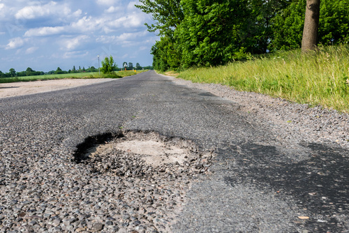Großes Schlagloch auf einer Landstraße Straßenschäden