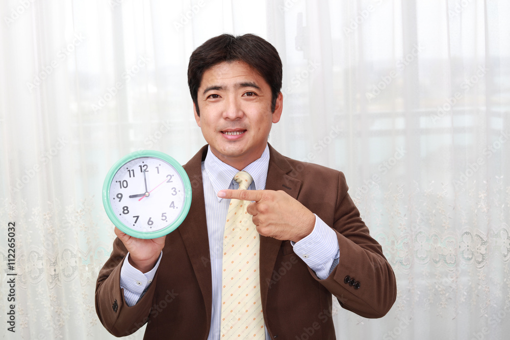 時計を持つ笑顔のビジネスマン 時計を持つ笑顔のビジネスマン
