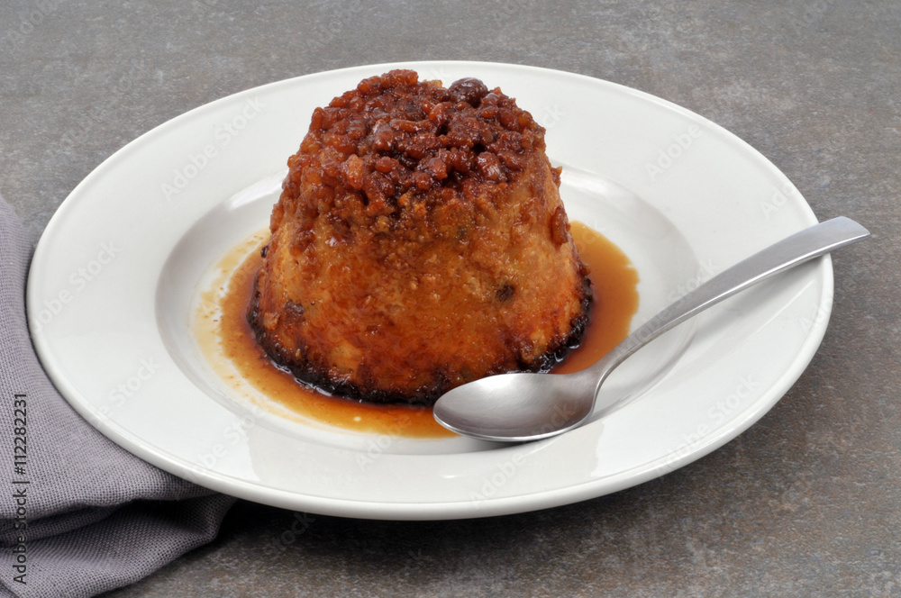 Gâteau de riz au caramel dans une assiette Gâteau de riz au caramel dans une assiette