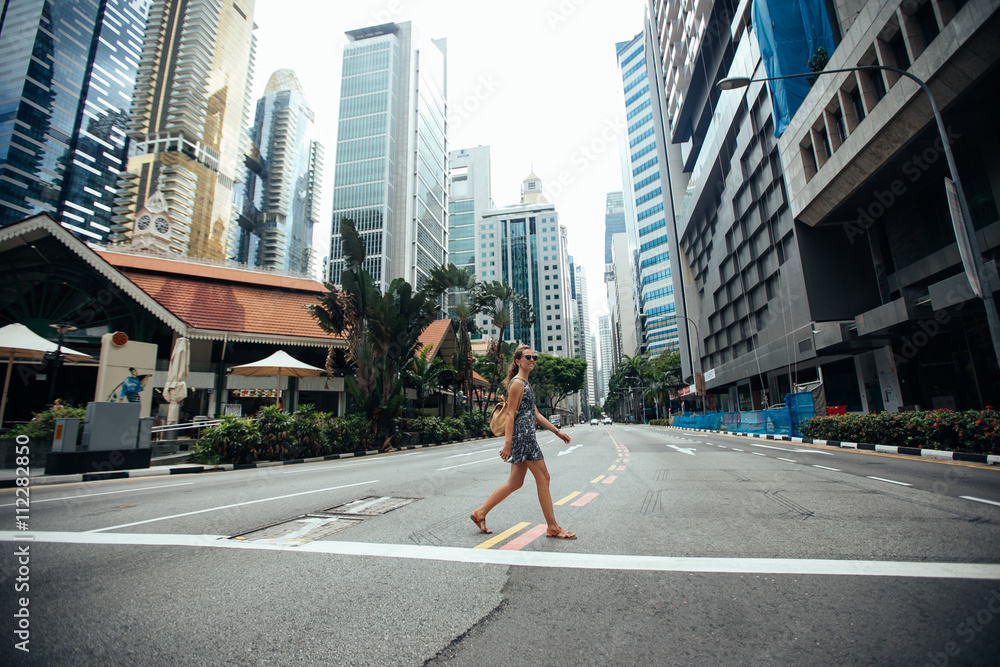Obraz premium Singapore travel tourist woman on vacation walking among the sk