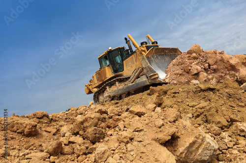 engin de chantier, dumper, bulldozer en action