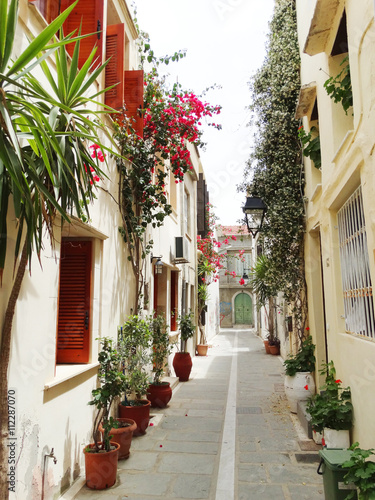 Fototapeta Naklejka Na Ścianę i Meble -  traditional street among bougainvillaea in rethymno city Greece