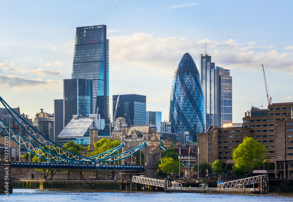 Naklejka premium Oszałamiający Londyński pejzaż miejski z Tower Bridge podczas dnia