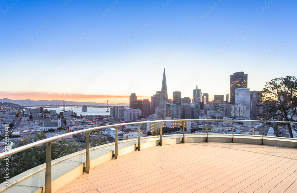 Obraz premium empty floor with cityscape and skyline of san francisco in sunny