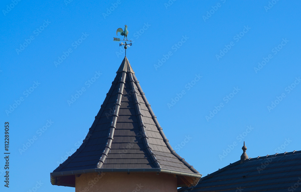 Fotka „Modernes Helmdach mit achteckigem Grundriss und dunkler