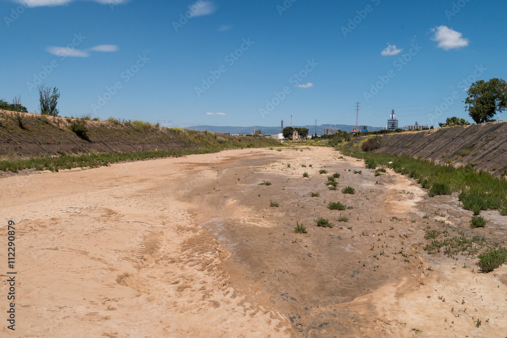 Eingetrocknetes Flussbett/ Kanal westlich vom Hafen von Tarragona