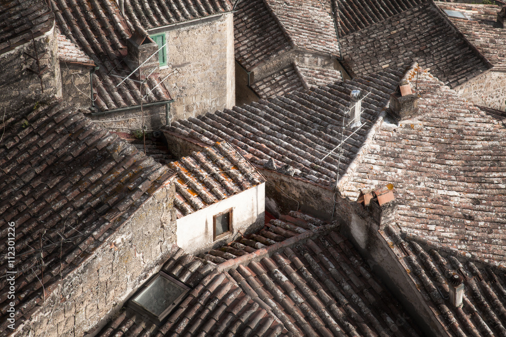 Hausdächer in Sorano, Italien