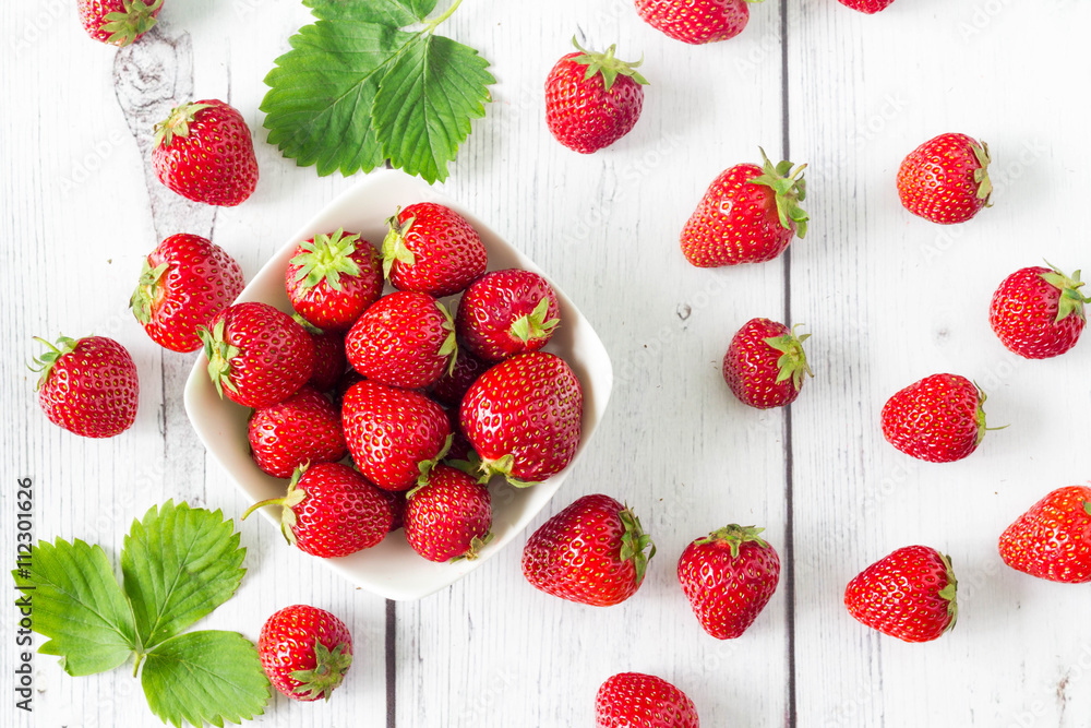 Strawberries in round shape, top view - obrazy, fototapety, plakaty 