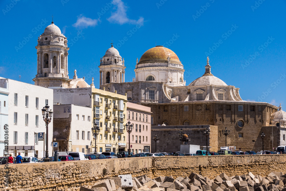 Skyline von Cadiz mit Kathedrale und Uferpromenade und Steinwürfel