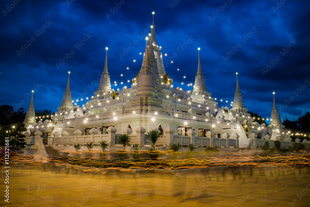 Watasokaram Buddha Pagoda/Use a low shutter speed on the night that comes as the United Nations day of Vesak Buddhist Vientiane.