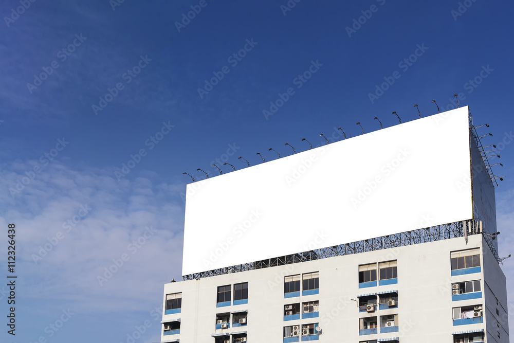 Obraz premium the white background bill board building on the apatment building with the sky