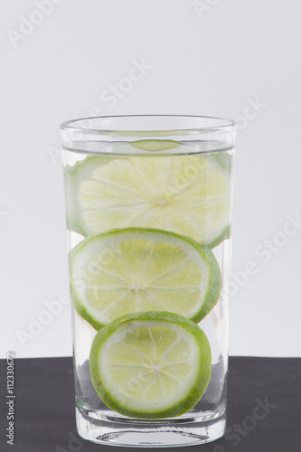 Agua con limón