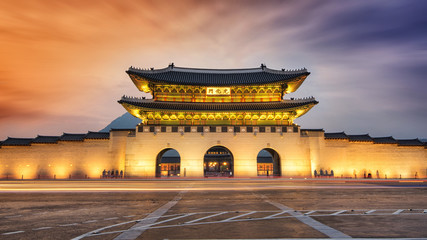 Fototapete Seoul Gwanghwamun Tor am Gyeongbokgung Palast  © tonefotografia