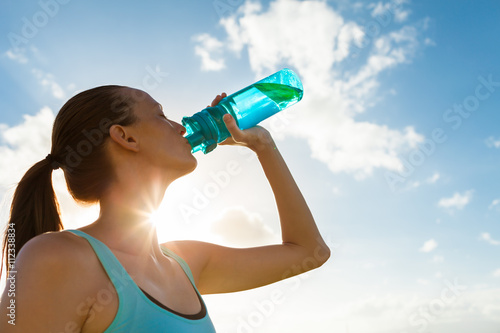 Canvastavla Woman drinking bottle of water.