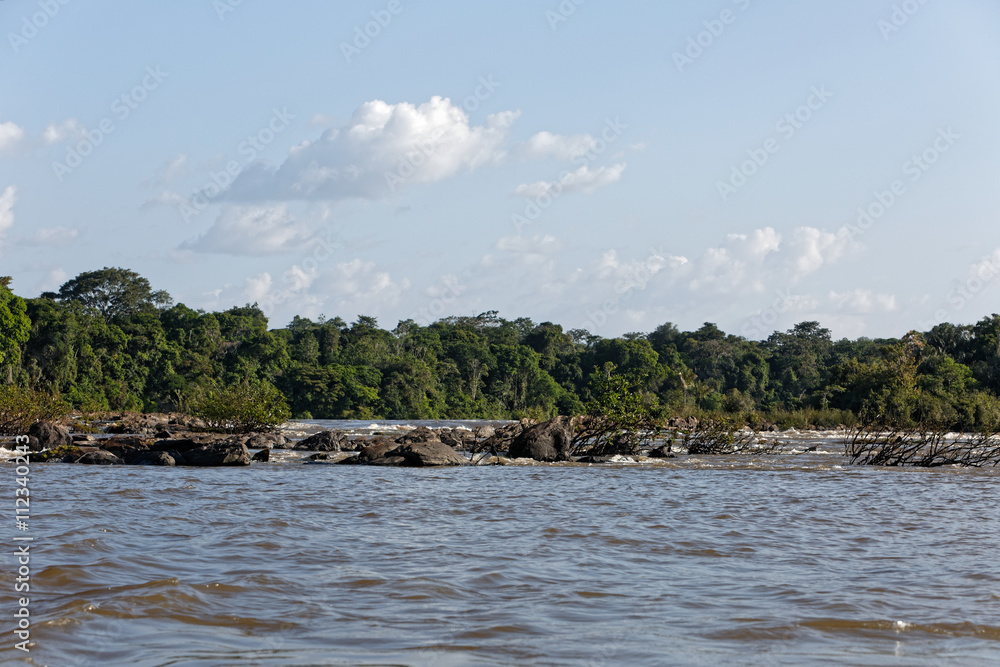 Le haut du fleuve Maroni dangereux lors de son passage, Guyane française