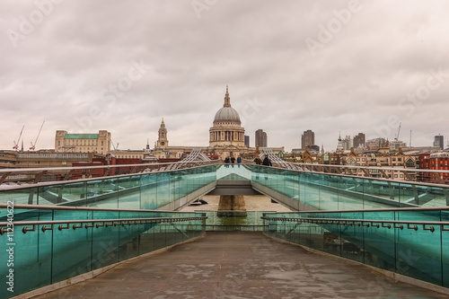 Fototapeta Naklejka Na Ścianę i Meble -  St Paul's Cathedral and London skyline