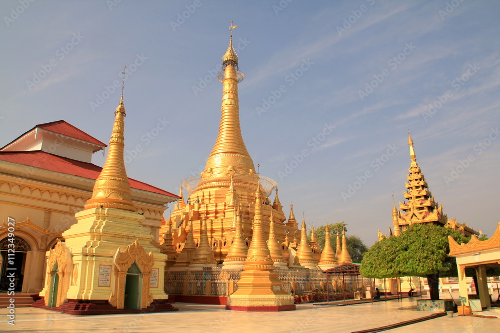 Fototapeta premium モンユワのシュエズィーゴォン・パヤー