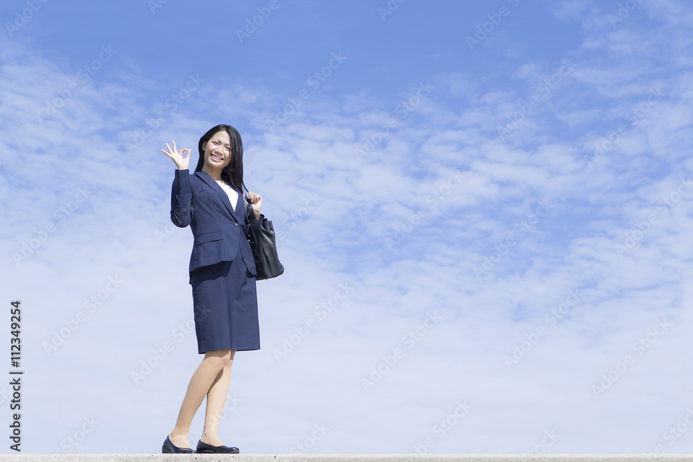 青空とオッケーする女性　ビジネス