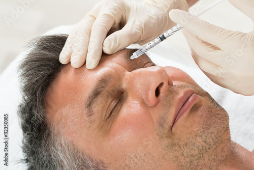 Foto Man Receiving Cosmetic Injection With Syringe